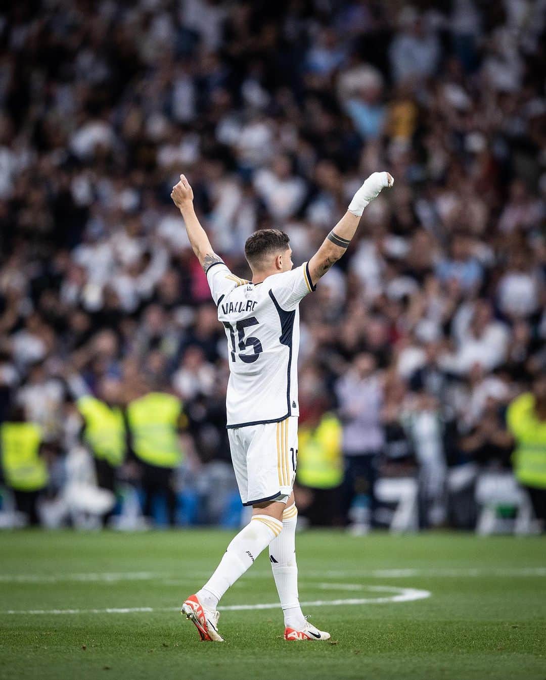 のインスタグラム：「Que lindo volver a casa 🤍 Así gana el Madrid 💪🏼  #HalaMadrid」