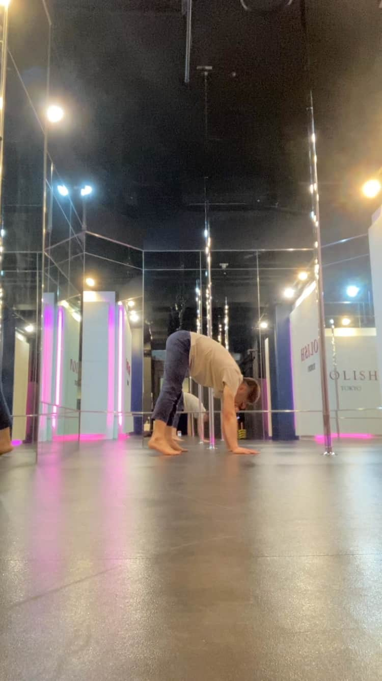 NISHIOのインスタグラム：「🤸‍♂️ . . . . . #dance #dancer #performance #performer #training #workout #gym #fitness #handstand #handstands #倒立 #逆立ち #noa #polemen #japan #japanese #tokyo #東京 #roppongi #六本木 #polish #ポールダンス #poledance #ダンス #トレーニング #ポールダンサー #ポールダンス初心者 #carnival #burlesque #cabaret」