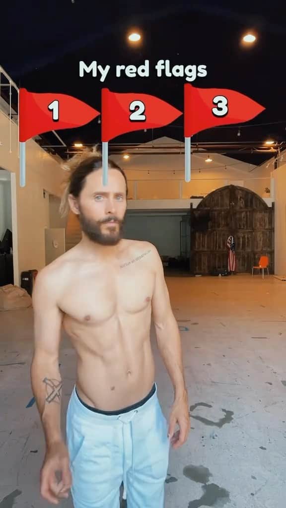 ジャレッド・レトのインスタグラム：「Drop yours below 🚩🚩🚩🤣🤣」