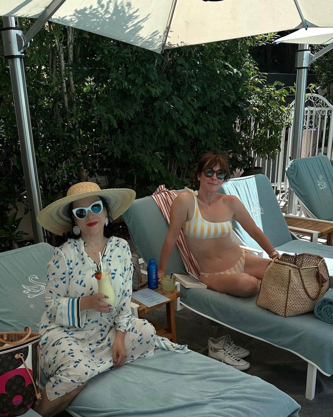 ジェニファー・ティリーさんのインスタグラム写真 - (ジェニファー・ティリーInstagram)「Poolside at @hotelbelair 🦢with @luckymeeluckyu 🍹🍹」9月3日 3時30分 - jennifertilly
