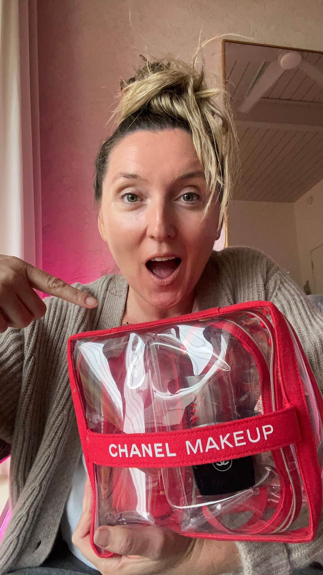 JO BAKERのインスタグラム：「C H A N E L • U N B O X I N G ❤️ Best deliveries come with a double CC 🙌🏼‼️ I got sent this amazing packaging a few weeks ago and on this rainy Saturday I found a few mins to walk you through everything that was in this summer selection!! But don’t worry it’s 100degrees again in LA next week so we have another 6weeks of summer skin looks to create using these spectacular beauty heroes 💋 Thank you as always @welovecoco  #makeupoftheday #makeup #chanel #chanelbeauty #welovecoco #makeupaddict #makeupartist #makeuplover #makeupjunkie #makeuptutorial #makeupartistsworldwide #beautybloggers #jobakermakeupartist」