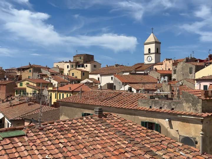 レイチェル・レイのインスタグラム：「Capoliveri Elba - capo is top. Quaint, romantic and so cool 😎 The whole center plays a rock/pop playlist - the same music - in the street - their mixes during shopping hours. Reminds me of the villages we live near in Tuscany.  Charming 🤌」
