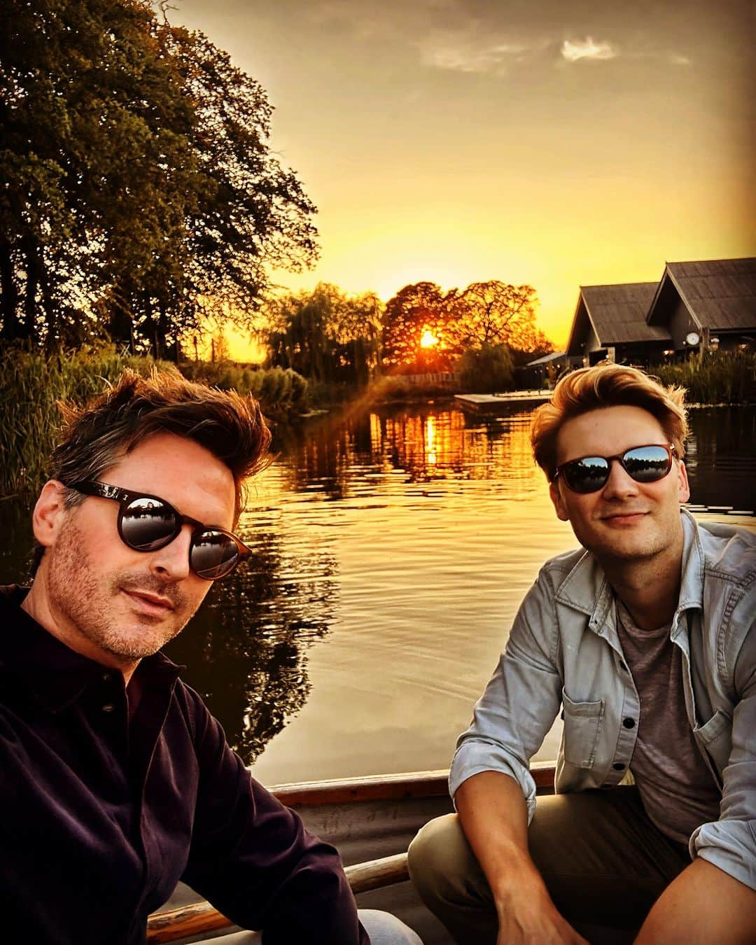 オリバー・キエラン・ジョーンズさんのインスタグラム写真 - (オリバー・キエラン・ジョーンズInstagram)「🌅 🛶 🌊 🕶️ 🌳 ☀️ 🍷#oxford #sunset #england #country #countrylife #uk」9月3日 3時53分 - olliekjones