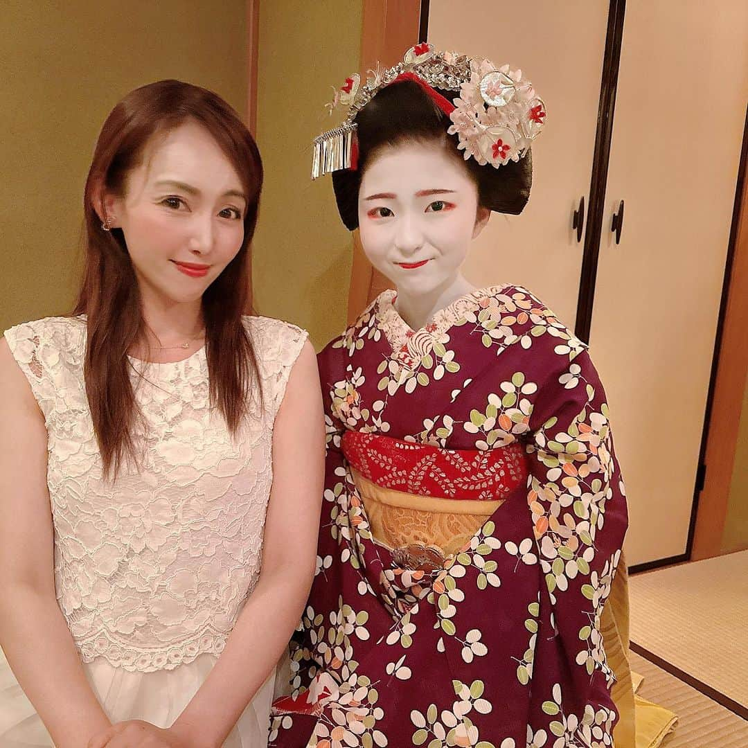 澤野井香里さんのインスタグラム写真 - (澤野井香里Instagram)「京都の最古の花街の#上七軒ビアガーデン へ＾＾🍻 @kami7ken_kitano   赤提灯🏮が灯るレトロな建物は情緒が溢れてタイムスリップしたよう☺️  その後は近くのお茶屋の『市』さんへ🍸✨  華やかなたくさんの芸舞妓さんたちとお話できたり、お昼とは別世界の新鮮で久しぶりの夜のお出かけを満喫🤭  たまにはいいね♡  #ks_23✨ #ks_kyoto✨ #京都 #上七軒 #花街 #京都最古 #京都ビアガーデン #京都グルメ #舞妓 #京都散策 #京都巡り #京都好き」9月3日 3時46分 - kaori_sawanoi