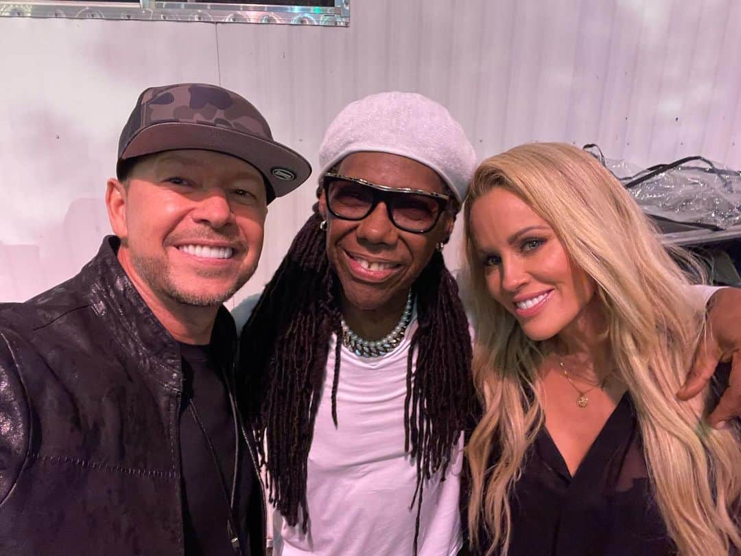 ドニー・ウォルバーグさんのインスタグラム写真 - (ドニー・ウォルバーグInstagram)「What a surreal evening!  I’m so humbled.  Thank you @nilerodgers & @duranduran!  Nile, quite simply one of the greatest musical geniuses the world has ever known (and I only that to one musical genius). To say that I know him (even a little bit) after decades of loving the music he has performed/produced and been such an integral part of creating — is absolutely mind blowing to me.  Truly a magical and lovely human being. 🤯  #CQForever ❤️ @duranduran — where do I even begin?  First off, they still got it!  Second, (and they may not know this) they are one of the bands that @nkotb were inspired by and looked to with awe when we were kids (and still do now). An amazing example for us, for decades.  Thank you for being so gracious. ❤️ Seeing the love and energy of all of the fans last night in Chicago @huntingtonbankpavilion gave me such inspiration.  Seeing these legendary artists, still making their magic, gave me such motivation!  Listening to the song “Good Times” by Chic, live under the setting summertime sun, will not leave my memory any time soon!  Thank you for the surprise @jennymccarthy and @jaredaripaul!  Thanks to @bradwavra and everyone at @livenation for making one of this young (and still aspiring) man’s dreams come true. 🙏🏼❤️💫 ps - Happy Anniversary Ed & Karen! 💫」9月3日 3時47分 - donniewahlberg