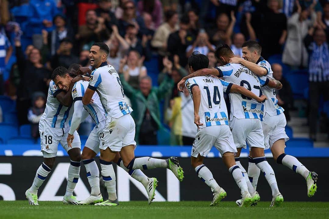 ミケル・メリノのインスタグラム：「Equipo!! Menuda tarde de fútbol en el Reale Arena!! Gran versión durante casi todo el partido. Hemos vuelto a disfrutar compitiendo con y sin balón. Espectacular la afición una vez más pese a la lluvia. Ahora a afrontar el parón internacional de la mejor manera. Vamos!! 📈💪🏽」