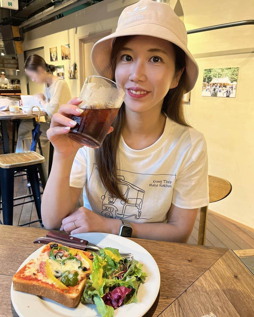 石川奈津紀のインスタグラム：「【おでかけモーニング☀️】 先日、ふらっと立ち寄った 日本橋のカフェ☕️ @berthcoffee_tokyo  モーニングがとってもおいしかった。 静かなので作業するのにもよさそう💻 この写真見て「痩せた！？」って連絡くれた方ありがとうございます、体重は全く変わっていません😘たぶん帽子効果💁‍♀️ * #日本橋カフェ #馬喰横山カフェ #小伝馬町カフェ #小伝馬町モーニング #馬喰横山モーニング #berthcoffee  #東京カフェ #リモートカフェ #お気に入りのトゥクトゥクTシャツ」