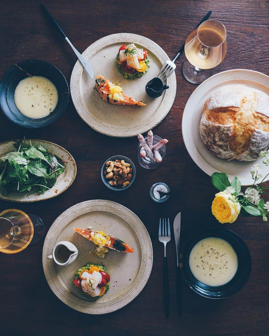 美紀さんのインスタグラム写真 - (美紀Instagram)「0903 T's breads lunch 先の見えないフォトワークで イヤイヤモードな私のために Tパン焼いてくれました クリームチーズと無茶々園の 伊予柑マーマレードが最高◎  父が作ったさつまいもはポタージュに 北海道産のホタテは ホタテとアボカドのサラダ仕立て サーモンのレアグリル 塩レモンサルサ バリ土産のハーブソルト スティックサラミ どれも🍊ナチュール🇦🇹に合う〜◎  昼からほろ酔い、最高ね ご褒美があると 頑張れます（笑）  #miki_life #miki_home #Tさんの手作りパン #Tさんのカンパーニュ」9月3日 14時40分 - miki_rolleilife