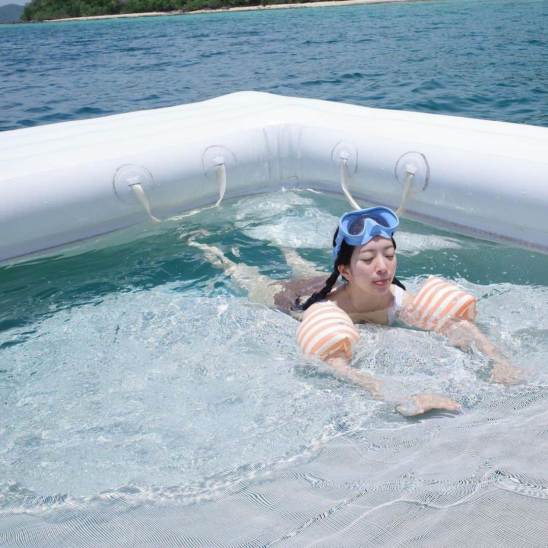チョ・アヨンのインスタグラム：「수영은 생존이랬다. 난 물에선 살아남기 힘들겠다🥹」