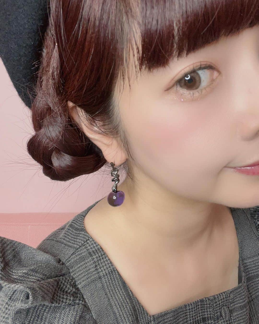 青木美沙子さんのインスタグラム写真 - (青木美沙子Instagram)「ANNA SUIさんのチェリーモチーフのピアス🦋 少し毒のあるデザインで、左右違く、 チェリーのまわりに蝶々や蛇が🦋🐍  9月に入り、ハロウィン時期なので、 少しダークカラーのお洋服と合わせてつけたいなと思います 🖤 @annasui_japan   #アナスイ #annasui  #チェリーピアス」9月3日 14時43分 - misakoaoki