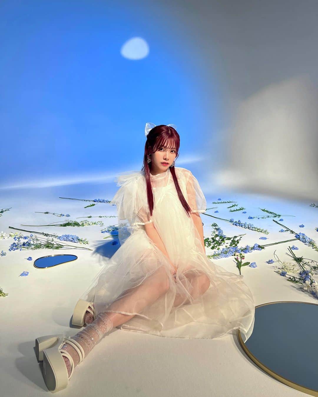 Liyuu（リーユウ）のインスタグラム：「「bloomin’」🌸  MVのオフショ載せます！ お気に入りの真っ白な1着でした🤍  リリース💐 lnk.to/LACM-24413 MV🫧 youtu.be/Te3Vc43Cd1k #liyuu_bloomin」