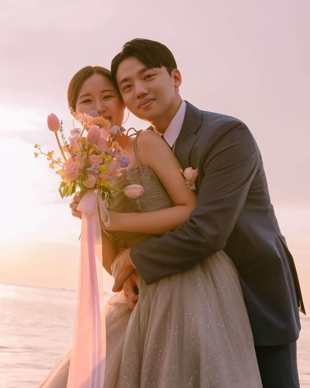 のインスタグラム：「비가 왔다갔다하는 요즘이라,  더욱 귀하고 아름다운 사랑의 시간들 !  with @seolleda   /」