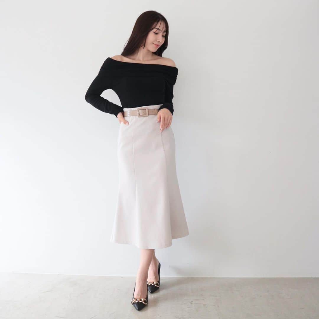 デュラスアンビエントのインスタグラム：「#ベルトセットマーメイドスリムスカート <White, Beige, Light pink, Black>  上品で甘美な、AMBIENTらしいマーメイドスカート。  フロントは縦の切り替えのみでスッキリと、バックはヒップの丸みを活かす計算尽くのパターン使いで、スタイルアップに特化した作りに拘りました。  膝上からフレア部分に切り替えることで、脚長効果が生まれ、歩く度なびくシルエットに視線が集まります。  どんなシーンにも寄り添い、着るだけで自信をくれるような一着です。  ＿＿＿＿＿＿＿＿＿＿＿ ✔︎ @ambient_styling #AMBIENT #ambient_official #ambientstyle #アンビエント #23aw #スカート #マーメイドスカート #秋服コーデ #お呼ばれスタイル」