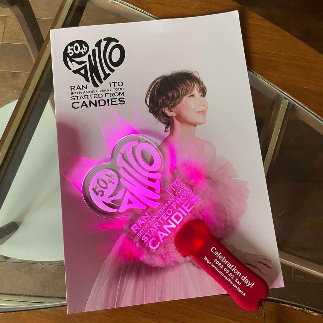 佐野史郎さんのインスタグラム写真 - (佐野史郎Instagram)「#伊藤蘭 #50thanniversary #startedfromcandies #キャンディーズ #level9.9 #東京フォーラムA  オープニングのギターのリフで落涙😭 めくるめくキャンディーズナンバーと新しいアルバムからの曲、ソロのナンバーのバランスが抜群🎶 バンドサウンドがこれまた最高でした‼︎ やっぱ、FUNKやSOULの音がよく似合う👍 ランちゃん、同い年とは思えない体のキレのよさと声の艶、張り… とてつもなく素晴らしいコンサートでした🎶  1978年4月4日、キャンディーズの解散コンサート当日、劇団の舞台の稽古の帰り、気がつけば水道橋へ足が向かっておりました。 チケットは買えなかったので、後楽園球場の外で漏れてくる音に耳を傾けていたっけ😅  夢が叶った…ありがとうございました😌🙏」9月3日 13時30分 - sanovabitch