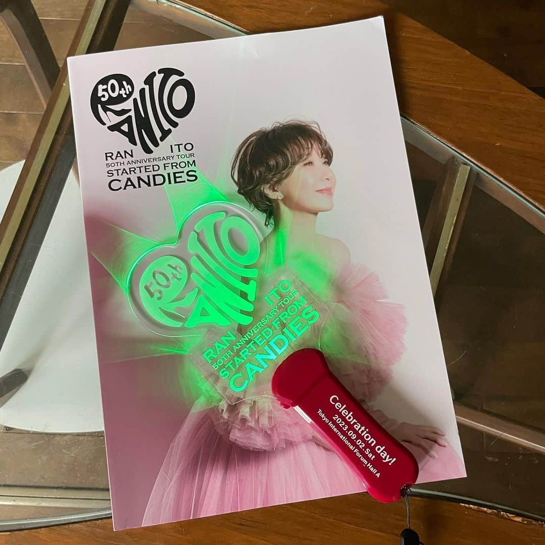 佐野史郎さんのインスタグラム写真 - (佐野史郎Instagram)「#伊藤蘭 #50thanniversary #startedfromcandies #キャンディーズ #level9.9 #東京フォーラムA  オープニングのギターのリフで落涙😭 めくるめくキャンディーズナンバーと新しいアルバムからの曲、ソロのナンバーのバランスが抜群🎶 バンドサウンドがこれまた最高でした‼︎ やっぱ、FUNKやSOULの音がよく似合う👍 ランちゃん、同い年とは思えない体のキレのよさと声の艶、張り… とてつもなく素晴らしいコンサートでした🎶  1978年4月4日、キャンディーズの解散コンサート当日、劇団の舞台の稽古の帰り、気がつけば水道橋へ足が向かっておりました。 チケットは買えなかったので、後楽園球場の外で漏れてくる音に耳を傾けていたっけ😅  夢が叶った…ありがとうございました😌🙏」9月3日 13時30分 - sanovabitch