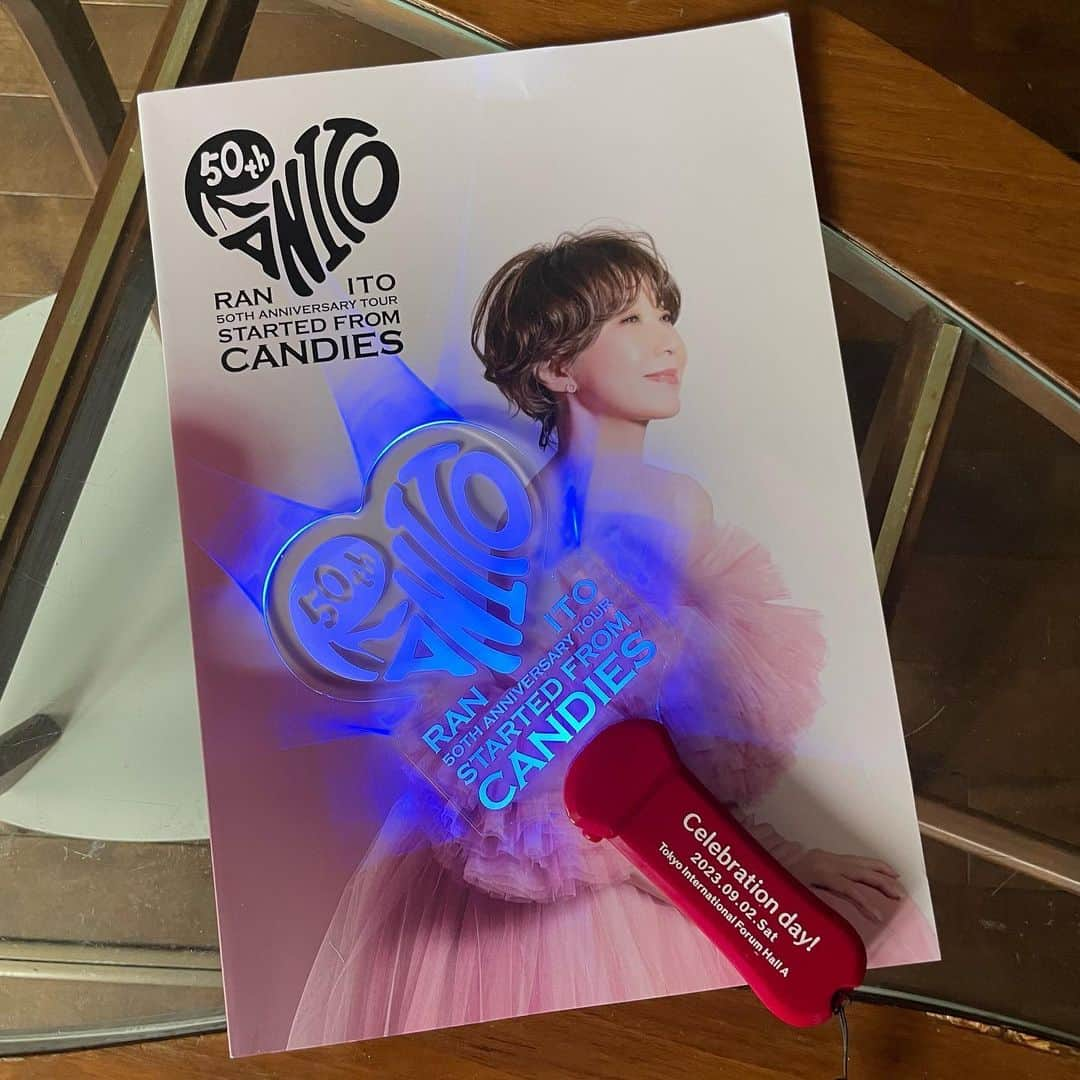 佐野史郎さんのインスタグラム写真 - (佐野史郎Instagram)「#伊藤蘭 #50thanniversary #startedfromcandies #キャンディーズ #level9.9 #東京フォーラムA  オープニングのギターのリフで落涙😭 めくるめくキャンディーズナンバーと新しいアルバムからの曲、ソロのナンバーのバランスが抜群🎶 バンドサウンドがこれまた最高でした‼︎ やっぱ、FUNKやSOULの音がよく似合う👍 ランちゃん、同い年とは思えない体のキレのよさと声の艶、張り… とてつもなく素晴らしいコンサートでした🎶  1978年4月4日、キャンディーズの解散コンサート当日、劇団の舞台の稽古の帰り、気がつけば水道橋へ足が向かっておりました。 チケットは買えなかったので、後楽園球場の外で漏れてくる音に耳を傾けていたっけ😅  夢が叶った…ありがとうございました😌🙏」9月3日 13時30分 - sanovabitch