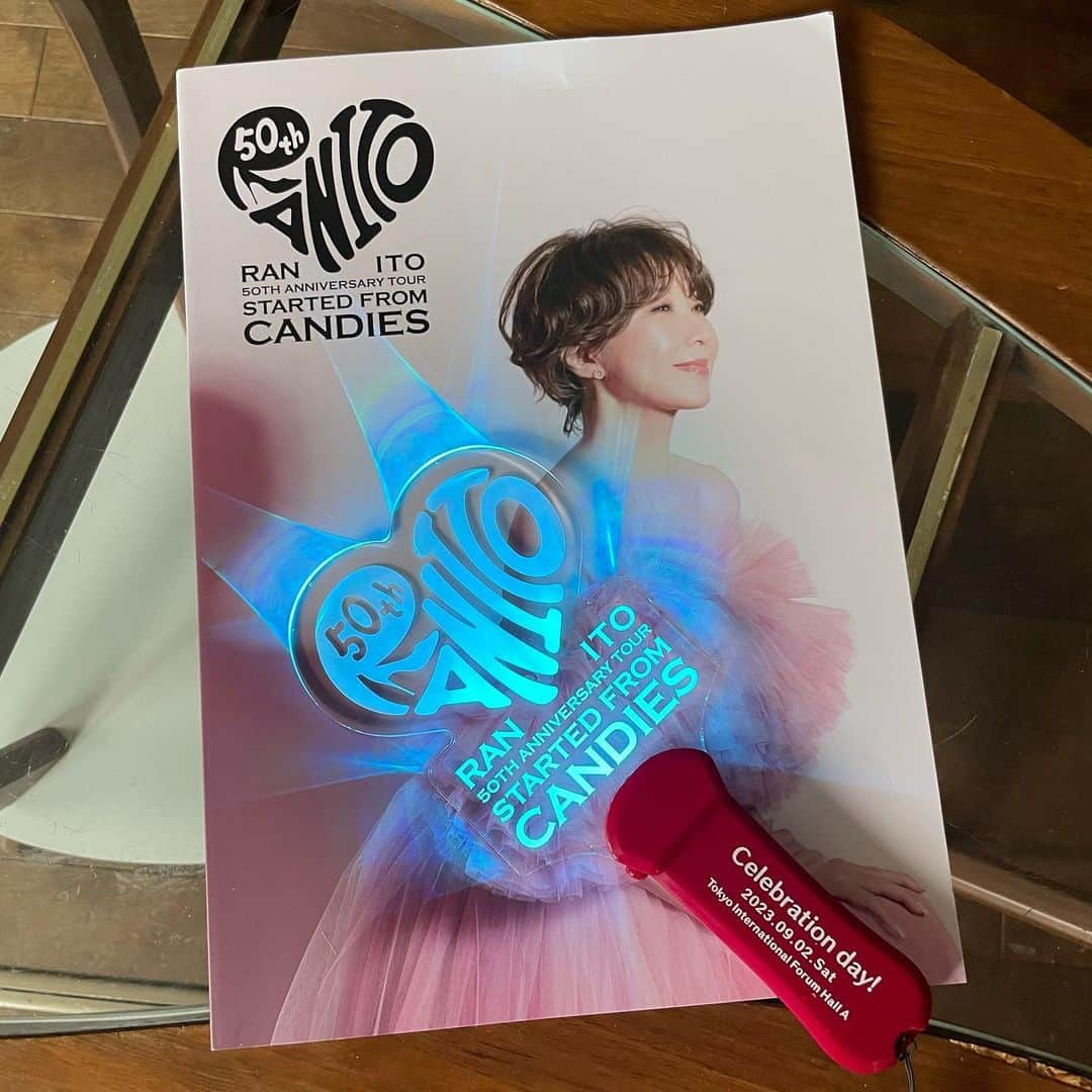 佐野史郎さんのインスタグラム写真 - (佐野史郎Instagram)「#伊藤蘭 #50thanniversary #startedfromcandies #キャンディーズ #level9.9 #東京フォーラムA  オープニングのギターのリフで落涙😭 めくるめくキャンディーズナンバーと新しいアルバムからの曲、ソロのナンバーのバランスが抜群🎶 バンドサウンドがこれまた最高でした‼︎ やっぱ、FUNKやSOULの音がよく似合う👍 ランちゃん、同い年とは思えない体のキレのよさと声の艶、張り… とてつもなく素晴らしいコンサートでした🎶  1978年4月4日、キャンディーズの解散コンサート当日、劇団の舞台の稽古の帰り、気がつけば水道橋へ足が向かっておりました。 チケットは買えなかったので、後楽園球場の外で漏れてくる音に耳を傾けていたっけ😅  夢が叶った…ありがとうございました😌🙏」9月3日 13時30分 - sanovabitch