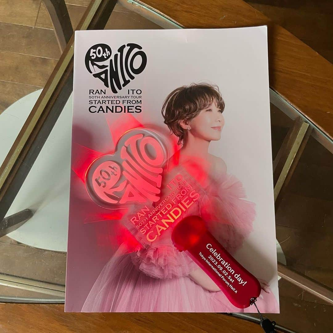 佐野史郎のインスタグラム：「#伊藤蘭 #50thanniversary #startedfromcandies #キャンディーズ #level9.9 #東京フォーラムA  オープニングのギターのリフで落涙😭 めくるめくキャンディーズナンバーと新しいアルバムからの曲、ソロのナンバーのバランスが抜群🎶 バンドサウンドがこれまた最高でした‼︎ やっぱ、FUNKやSOULの音がよく似合う👍 ランちゃん、同い年とは思えない体のキレのよさと声の艶、張り… とてつもなく素晴らしいコンサートでした🎶  1978年4月4日、キャンディーズの解散コンサート当日、劇団の舞台の稽古の帰り、気がつけば水道橋へ足が向かっておりました。 チケットは買えなかったので、後楽園球場の外で漏れてくる音に耳を傾けていたっけ😅  夢が叶った…ありがとうございました😌🙏」