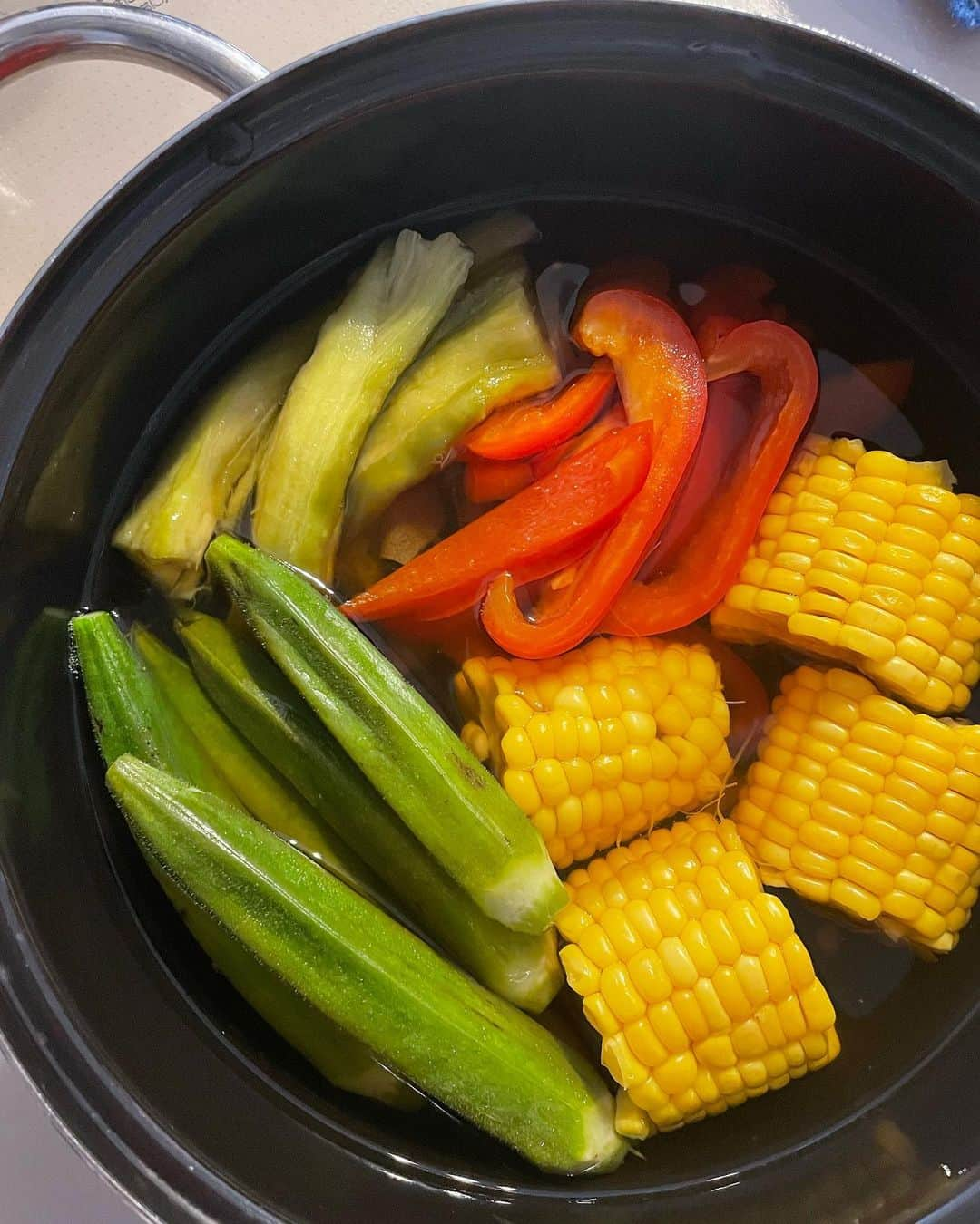 芝彰子のインスタグラム：「🌽🍆🍅  夏野菜をおいしくさっぱり 【冷たい夏野菜のお出汁浸し】  .  とうもろこし🌽と茄子🍆は蒸す。 (私は極力避けますが時間がない時はレンジでも可) オクラは板摺りしてさっと茹でる。 パプリカは食べやすいサイズに。  お出汁、みりん、白だし・薄口醤油少々、お塩🧂を煮立たせ 少し冷ましたところにお野菜たちを。 粗熱が取れたら冷蔵庫で2、3時間〜一晩置く。  そのままでもお野菜の美味しさで👍✨  味付けは薄めにしてるので 食べる時に七味や山椒をかけたり ぽん酢や、ごま油&お醤油orお塩を足しても😉  今回無かったけれど、 湯むきトマト🍅をいれても美味しいよ◎  . . #お家ご飯 #夏野菜レシピ #簡単レシピ #おうちごはん #お野菜たっぷり #無農薬野菜 #オーガニック」