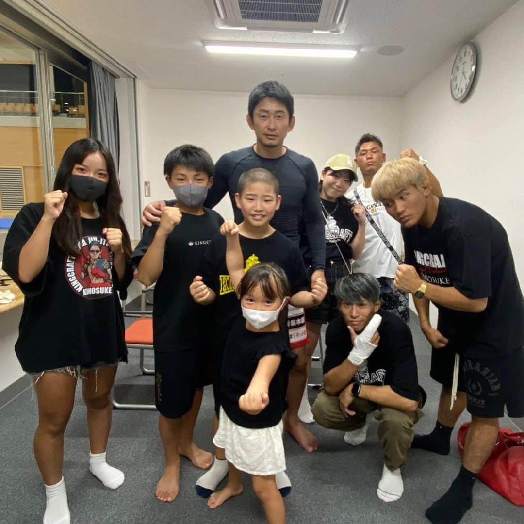吉永啓之輔のインスタグラム：「子供達も応援来てくれた  セコンドの源太、玲央は明日のスパーリングでしなす😡」