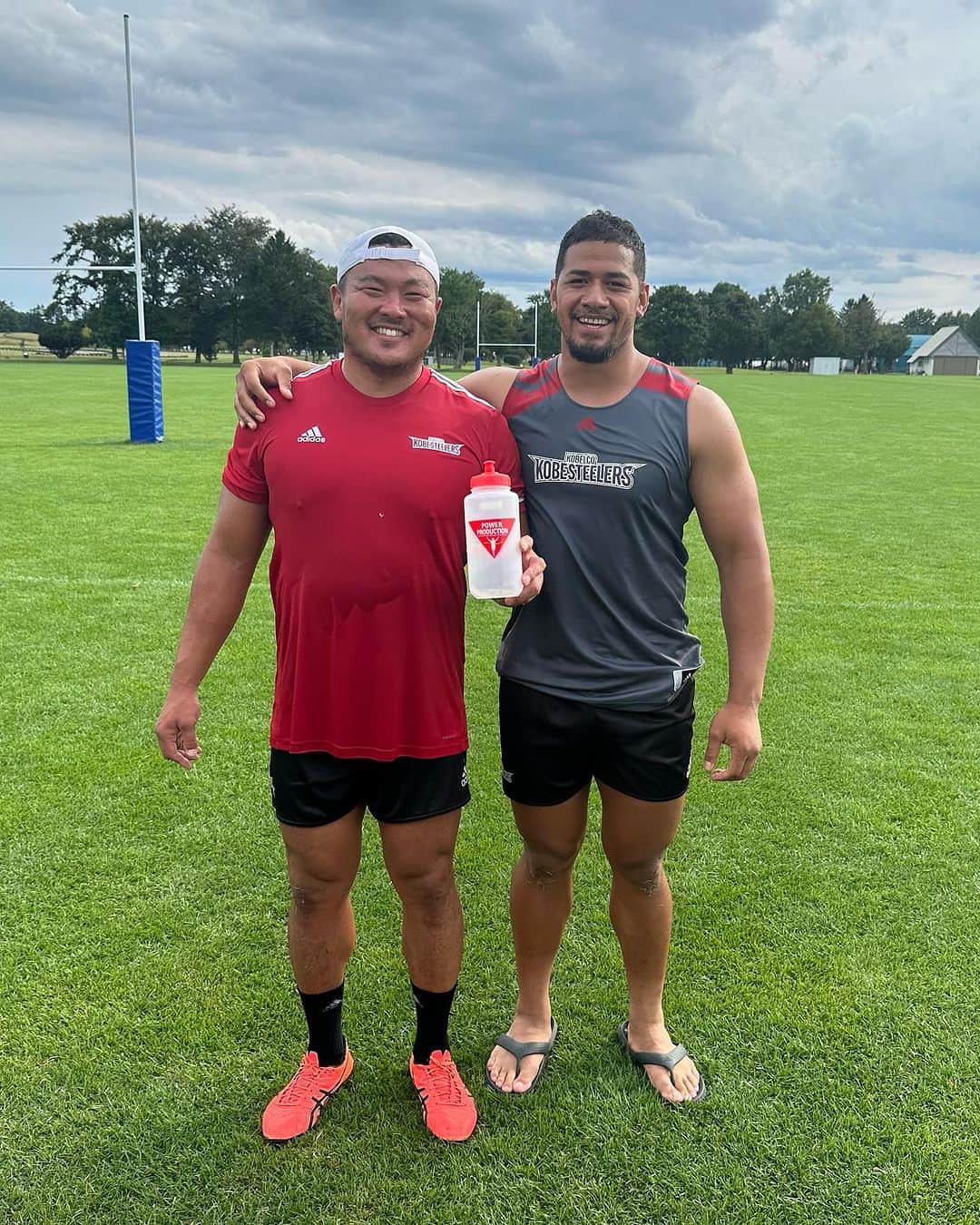 アタアタ・モエアキオラのインスタグラム：「Hokkaido camp✅ 37years old(200cap) & 27years old(40cap)😂 まだまだ元気すぎるYambo san  #KobeLegend #respect」