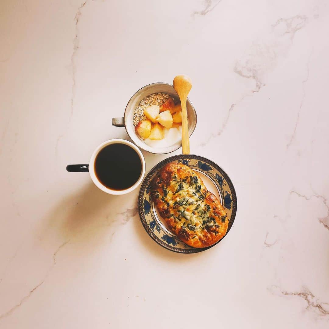 のインスタグラム：「・ #あさごはん  #野沢菜わさびフランスパン  #桃オートミールヨーグルト  #ホットコーヒー ・ お惣菜パンも、そのまま食べるより、ひと手間かけて焼いた方が断然美味しくなりますね。 「野沢菜わさびフランスパン」なるものを見つけて気になってつい買ってしまいましたが、野沢菜の味もわさびの味も特にそれほど強くなく、ただの美味しいパンでした。 今年はあと何回桃を食べられるかなぁ。 ・ #朝食 #モーニング #あさごぱん #惣菜パン #オートミール #桃 #パン好き #腸活 #珈琲 #料理好きな人と繋がりたい #おうちごはん #おうちごはん記録 #breakfast #bread #oatmealyogurt  #coffee #morning #instafood #🍞 #🍑」