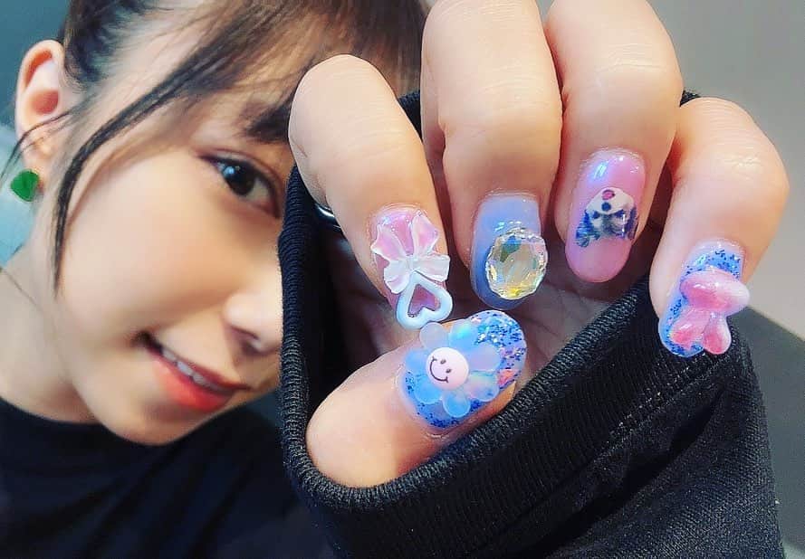 小林愛香のインスタグラム：「つめかわいい #グミの日 #セルフネイル メイクは、めグミ」