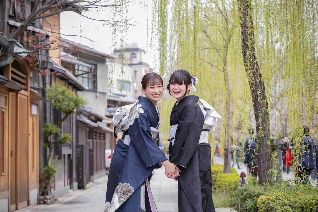 婚礼＊振袖＊袴＊レンタル みとみのインスタグラム：「成人式の前撮りはお済みでしょうか？  みとみでは京都の街並でお写真を撮るのが人気です♪  家族と一緒に、お友達と一緒にいかがでしょうか？  これからの紅葉シーズンにロケ撮影もオススメです！  #成人式 #振袖レンタル #ママ振袖 #着物 #ふりそで #振袖 #はたち #京都 #着付け #ロケ撮影 #2025年成人式 #着物レンタル #20歳 #ロケ撮 #前撮り#みとみ　#成人式前撮り #2024年成人式 #古典柄振袖」