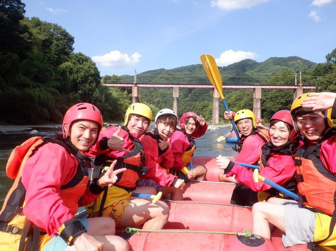 あいすけさんのインスタグラム写真 - (あいすけInstagram)「生まれて初めてのラフティング🏞 最高ーーーー！！！ 滝と一体になりました。 #滝 #一心同体 #ラフティング」9月3日 13時45分 - aisuke.aokiai