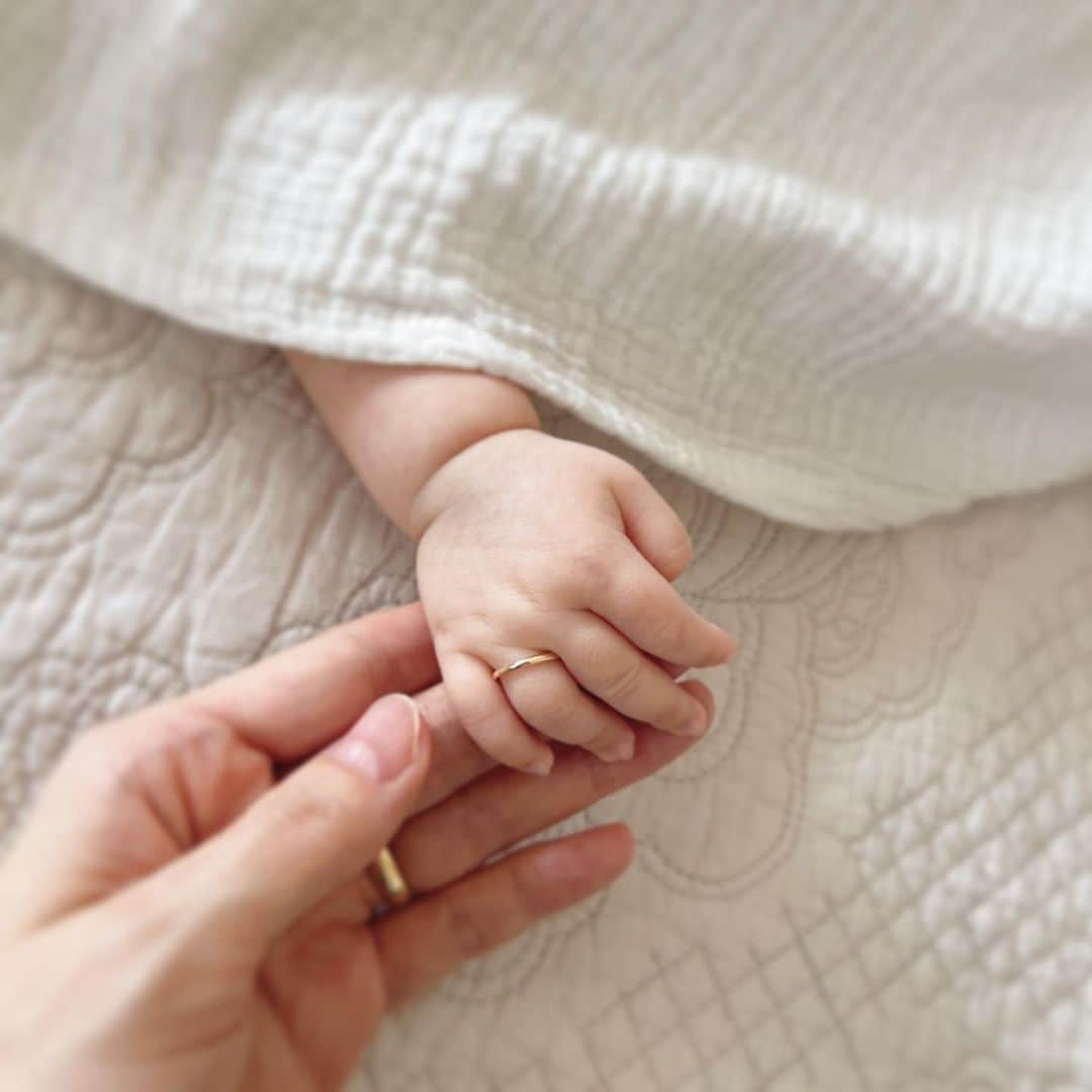 葛岡碧さんのインスタグラム写真 - (葛岡碧Instagram)「👶🏻💍  娘が産まれてから、あっという間に1ヶ月が過ぎ、 ちっちゃくてふにゃふにゃだった体も、 母乳でぷくぷくしてきて、元気に育っています👶🏻💕 一緒にお出かけもできるようになって嬉しいです☺️ ・ ・ ・  赤ちゃんにつけれるベビーリングなんてあるんですね💍 こんなに小さな指に、、、、可愛い🤍 普段はネックレスにつけてマタニティジュエリーとして♪」9月3日 13時50分 - midori_kuzuoka