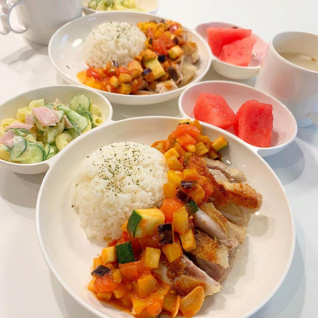 MII MAMAのインスタグラム：「. . . おうちごはん👩🏾‍🍳🍴♥️🧡 お野菜ゴロゴロチキンソテー🔆 ------------------------------------------ 🔎White Style mi mama 良かったらチャンネル登録お願いします🙇🏽‍♀️ #YouTube#ユーチューバー#主婦ユーチューバー#MIIMAMA#チャンネル登録お願いします#2児ママ#年子ママ#ギャルママ#ぎゃるまま#アラサーママ#アラサー#30代#30代ママ#ホワイトインテリア#モノトーンインテリア#シンプルな暮らし#収納#ホワイト収納#イチナナ#イチナナライバー#専属ライバー#主婦ライバー#17LIVE#主婦YouTuber#ママYouTuber#ママライバー#幼稚園ママ#小学生ママ」