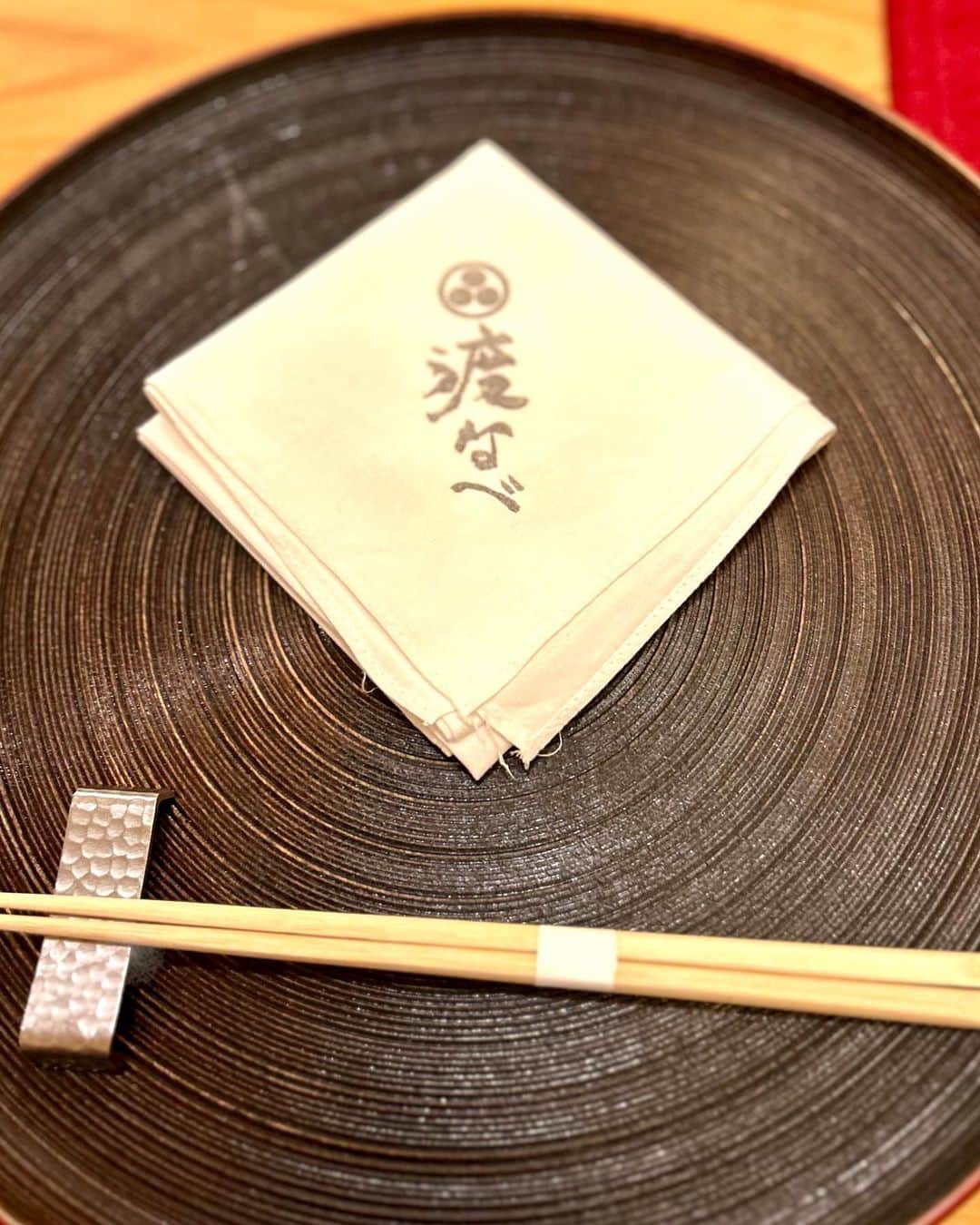 榊原信行さんのインスタグラム写真 - (榊原信行Instagram)「私の尊敬する先輩の1人である現・北海道文化放送 常務取締役の松村さんに紹介してもらって以来、とても落ち着いた雰囲気と美味しい日本料理に魅せられて、大切な仕事の会食で利用させて頂いている“赤坂 渡なべ”へ久しぶりに行きました！ いつも季節ごとに旬な食材を工夫を凝らして最高に美味しく提供してくれます。 ただし、締めだけはいつも絶品の鯛茶漬けです！ デラうま！ 最高！  I went to the restaurant “Akasaka Watanabe” in Akasaka, Minato-ku, Tokyo for the first time in a while! This restaurant was introduced to me by one of my highly respected seniors, Mr. Matsumura, who is currently the Managing Director of Hokkaido Cultural Broadcasting. It has a very calm atmosphere and delicious Japanese cuisine, so I use it for important work dinners. They always use seasonal ingredients to provide the most delicious food. At the end, I always eat the delicious Tai Chazuke! It was "Dera-uma“! Awesome!!  #赤坂渡なべ #日本料理 #赤坂 #Tokyo #akasaka #japanesefood #tokyofood #tokyogourmet #tokyorestaurant #japanfoodie #japaneats #Derauma #デラうま #バラさんの日常🌹 #バラさんオススメグルメ🌹」9月3日 13時51分 - nobu_sakakibara