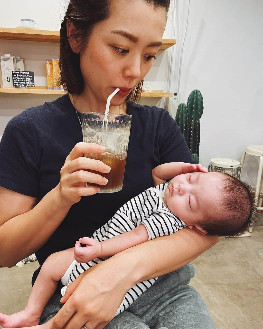 菊地舞美のインスタグラム：「☕️ ________________________  ソフトクリームを別添えにしてくださる優しさ…🥺  少しずつ🤏涼しくなってきて いろんな人に会って 冒険の日々な👶🏻  お客さんにも可愛がってもらって 爆睡and重い… （母ちゃんの手は限界です。笑）  @itocoffeesendai りえさん、ありがとうございましたー❤️このソフトクリームの機械、家に欲しい🍦🤤 ——  #男の子ベビー #男の子ママ #baby #babyboy #2ヶ月 #産後ダイエット #産後ケア #産後トレーニング #産後ピラティス」