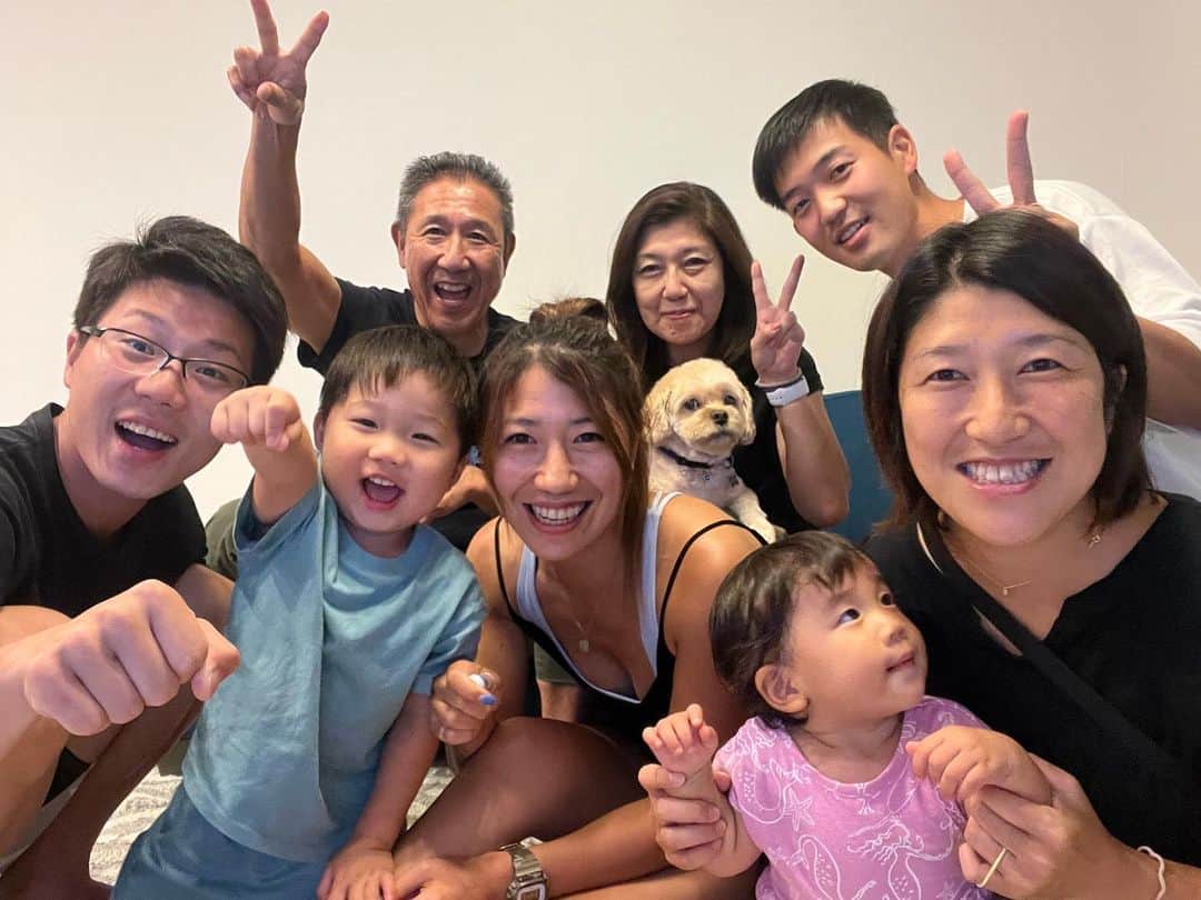宮川杏奈のインスタグラム：「家族大好きすぎるんだが♡ . うるみおがアーンパーンチって笑ってくれるから みんな写真撮る時ガッツポーズになってまう そんな家族写真✊🏼笑」