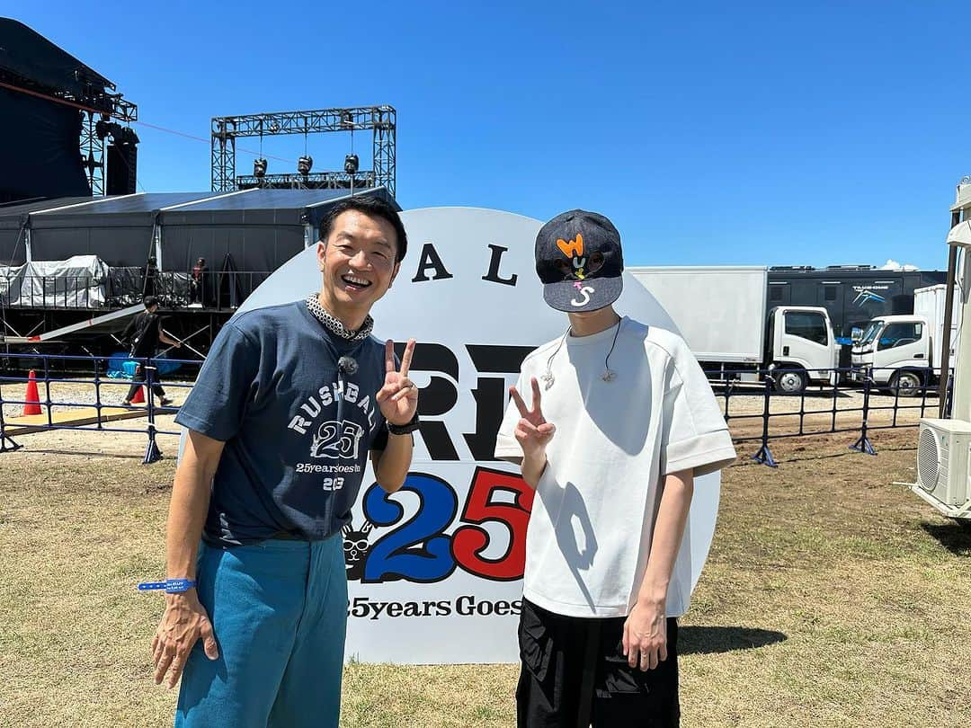 大抜卓人さんのインスタグラム写真 - (大抜卓人Instagram)「#rushball2023  #備忘録   #wurts トップバッターにして会場の隅々までロック！マイクを持ってステージを駆け回りオーディエンスを本気に！最後の「分かってないよ」の大コール&レスポンスはコロナ禍でデビューした彼にとっても特別だったはず！ラシュボ 25年に新たな歴史が刻まれた！  #ヤバイtシャツ屋さん 真昼間にピークタイムを叩き出す百戦錬磨のバンド力！！笑顔と汗が飛び交う自由なフェスが戻ってきた事を強烈にインパクト！！7年越しの登場も前からレギュラーだったような相性の良さ！みんな体力のこってるのかな💦  #saucydog バラードも織り交ぜ彼等の今を届ける誠実なセットリストでオーディエンスを魅了！7年連続の出演はラッシュボーラーとの絆も強く相思相愛なステージに！「優しさに溢れた世界で」は会場の思いがひとつになったような美しい合唱に！  #フレデリック 流石の技巧派集団で踊らせ心に響かせ彼等の色にしっかり染めた！一緒に歌いたかった様々なアンセムが泉大津に響き渡り最後は高速オドループで大団円！！彼等の曲は余韻がすごいね。  #keytalk 会場を揺らす夏祭りな盛り上がり！！2度目の武道館を経てさらに経験値を上げて #ラシュボ に戻ってきた！新曲も織り交ぜ今の彼等を切り取ったセットリストでこの夏最高の笑顔を生み出した！  #shishamo 西陽がステージを照らす中で3人のアンサンブルは煌めきの時間に！ CDデビュー10周年に欠かせない大切な曲が凛とした朝子ちゃんの歌声で紡がれていく。暑さも忘れて歌の世界に没入！#ラシュボ がきっかけで今のメンバーに。お帰りなさい！！  今年も読売テレビの 撮影チームとバックステージ インタビューを行いました。  放送日など決まり次第 お伝えします。  #読売テレビ」9月3日 14時03分 - takutoonuki