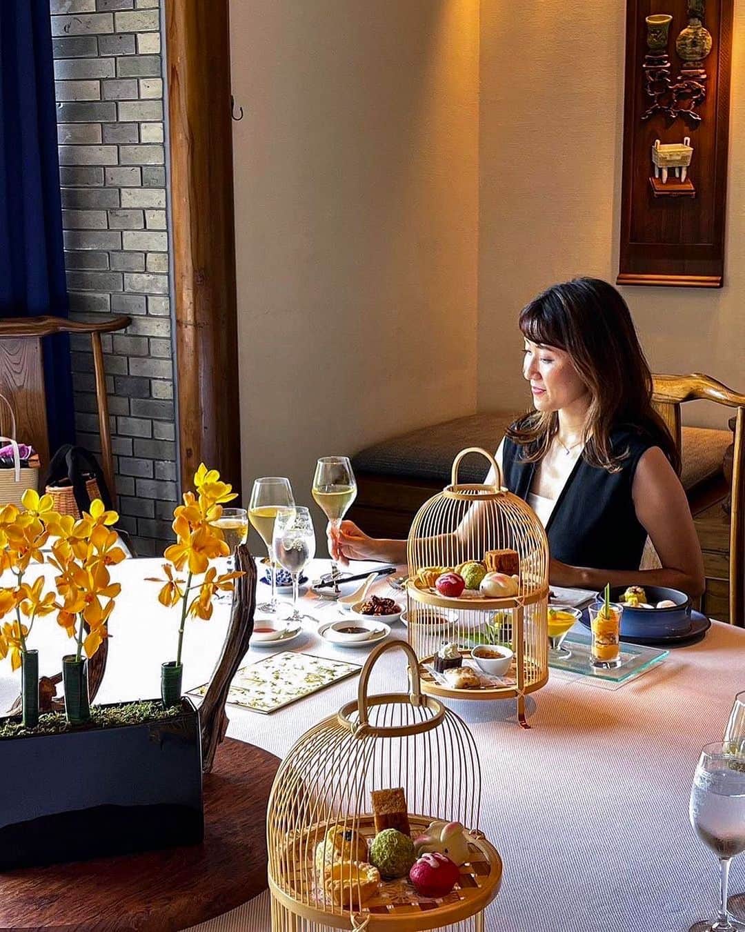 The Peninsula Tokyo/ザ・ペニンシュラ東京のインスタグラム：「開放的で蘇州の庭園をイメージしたホテル2階「ヘイフンテラス」でチャイニーズアフタヌーンティーはいかがでしょうか。 @haruka.flora 素敵なお写真をシェアしてくださり、ありがとうございました😊  Join us in savoring moments of sophistication and delight with our exquisite Chinese afternoon tea.」