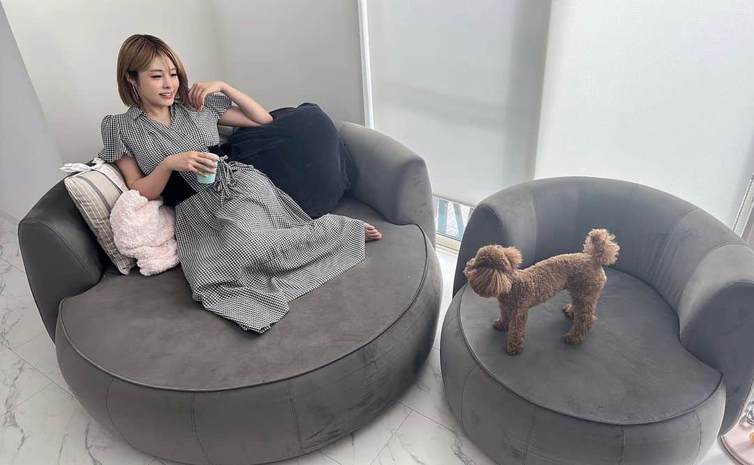 のインスタグラム：「. よく質問いただくから投稿に🛋✩.*˚ 我が家のソファはノーチェ⸜❤︎⸝‍ 大人２人でも寝転がってくつろげて、沈むことなくとっても座り心地最高⸜❤︎⸝‍ @noce_official  #ソファー#🛋#マイホーム」