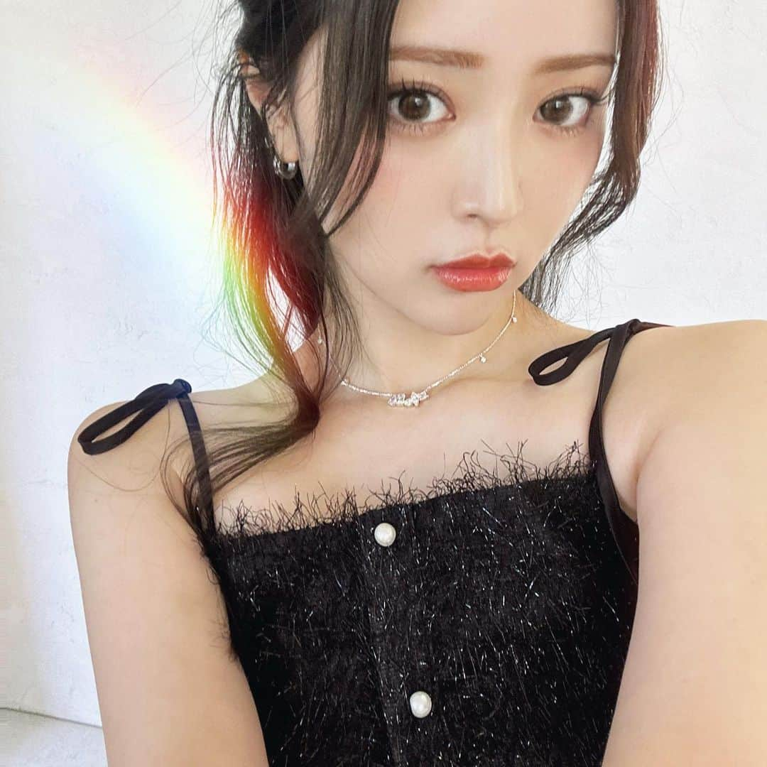 山本月さんのインスタグラム写真 - (山本月Instagram)「🌈🖤 @fiolily_official  キラキラトップス新型たのしみ☺︎ネックレスもね🤫 ちなみにブレスレットも作ったヨ  #フィオリリー#fiolily」9月3日 14時07分 - ohana_runa