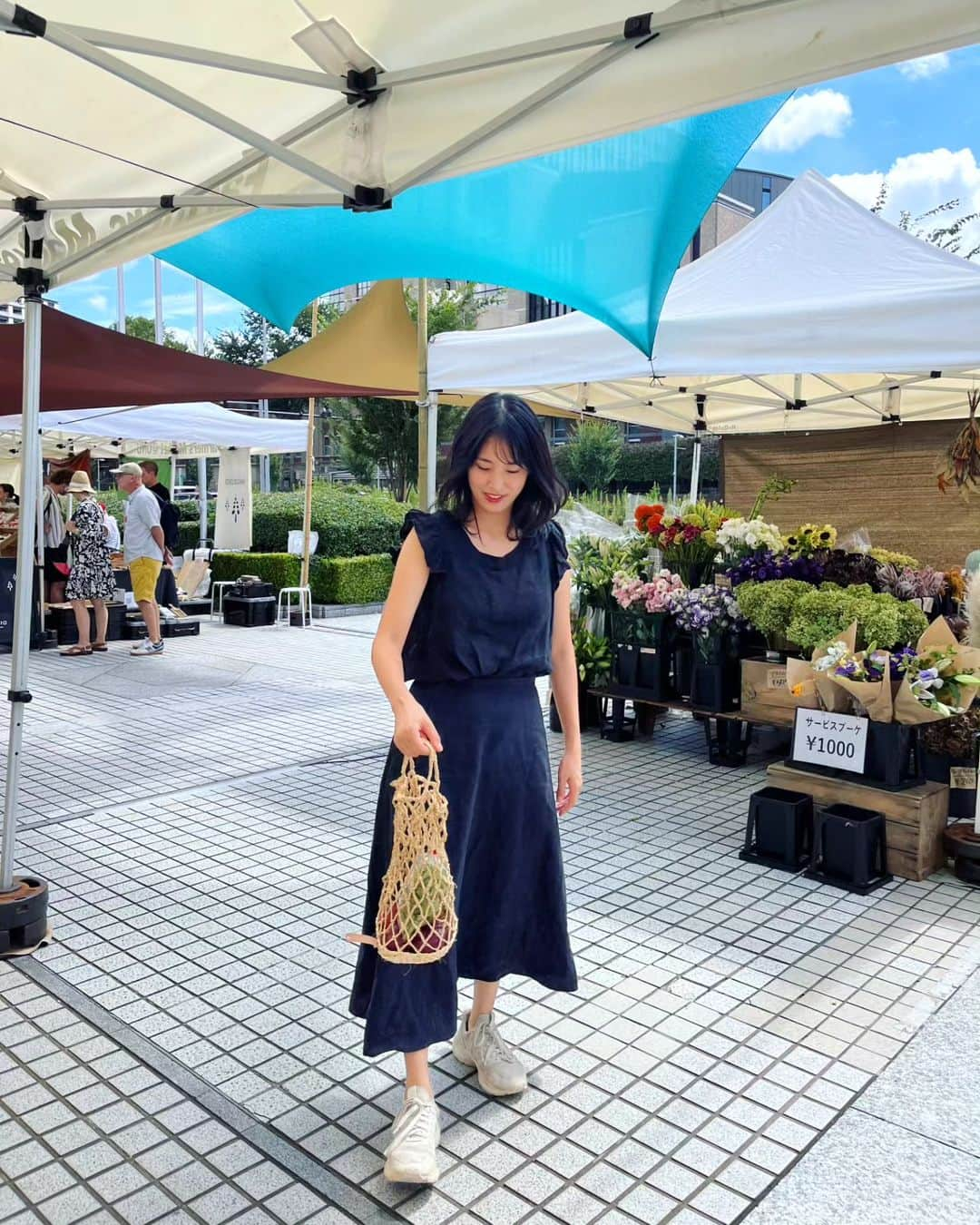 本仮屋リイナのインスタグラム：「手編みのかごバッグを持ってファーマーズマーケットへ🌽🍇🍎⁡ ⁡⁡ #畳んで持ち運びしやすいところがお気に入リイナ ⁡⁡ ⁡#ラフィア #かぎ針編み初心者⁡ ⁡#エコバッグ⁡ ⁡#3作目」