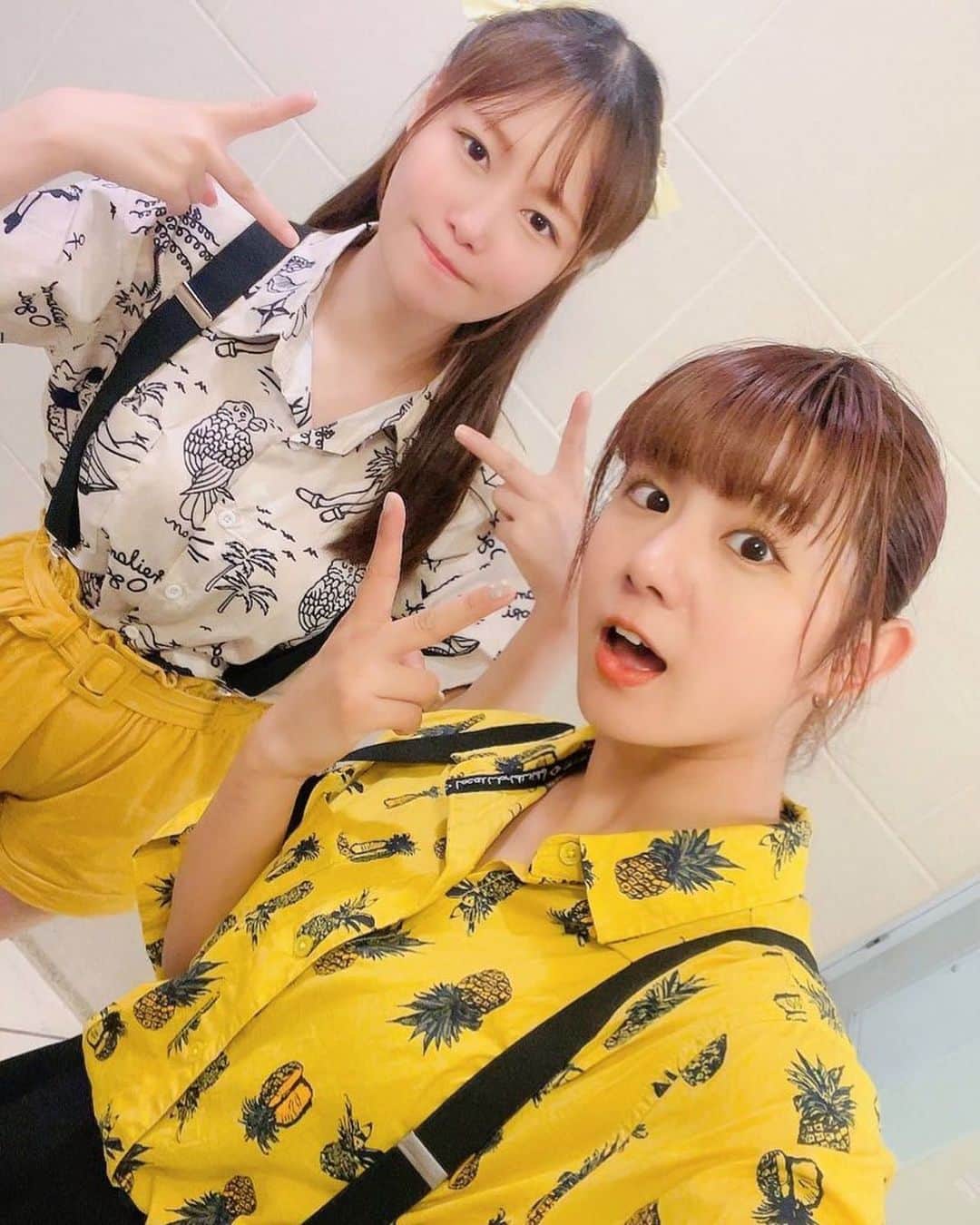 根本羽衣のインスタグラム：「スーパーバカ💛😜🤪🧡  新しい衣装で元気もりもり〜！！！ 本日は小猿ライブに急遽ださせていただきました🥲🐒 ありがとうございました！  M-1一回戦は9/7🔥  #ショウガールズ #スーパーバカ #東坂みゆ #根本羽衣」