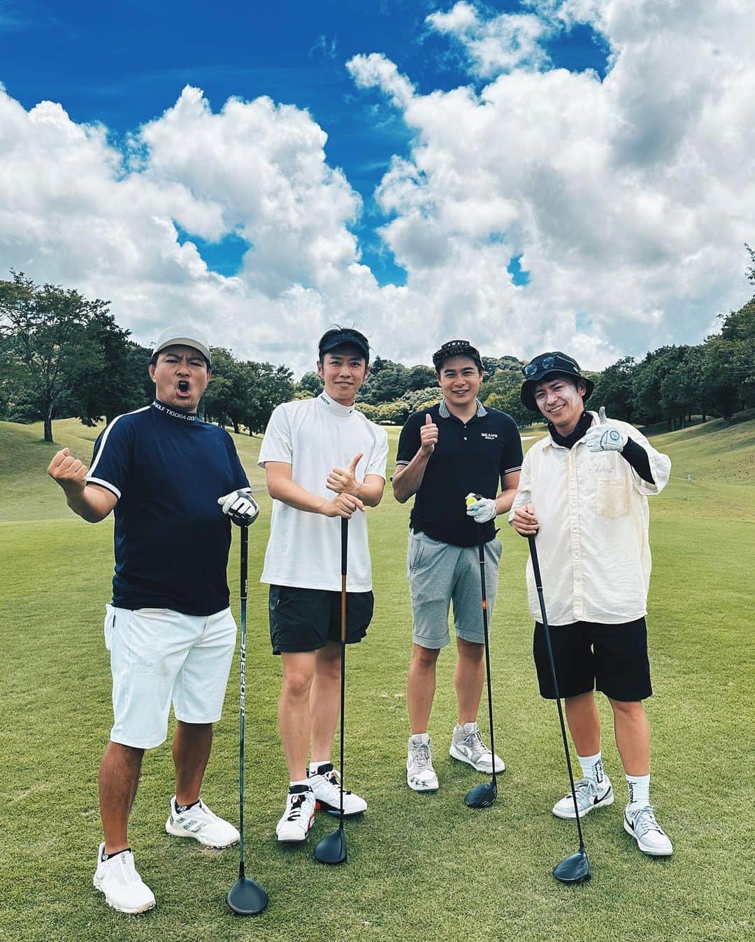 黄皓のインスタグラム：「芸人のお兄様方とゴルフ⛳️🏌️‍♂️ みんなうますぎて、面白すぎて、喋りすぎてラウンドに集中できてない笑  また勝負お願いします！！  ところで、藤森さん日焼け止め塗りすぎじゃないですか？笑」