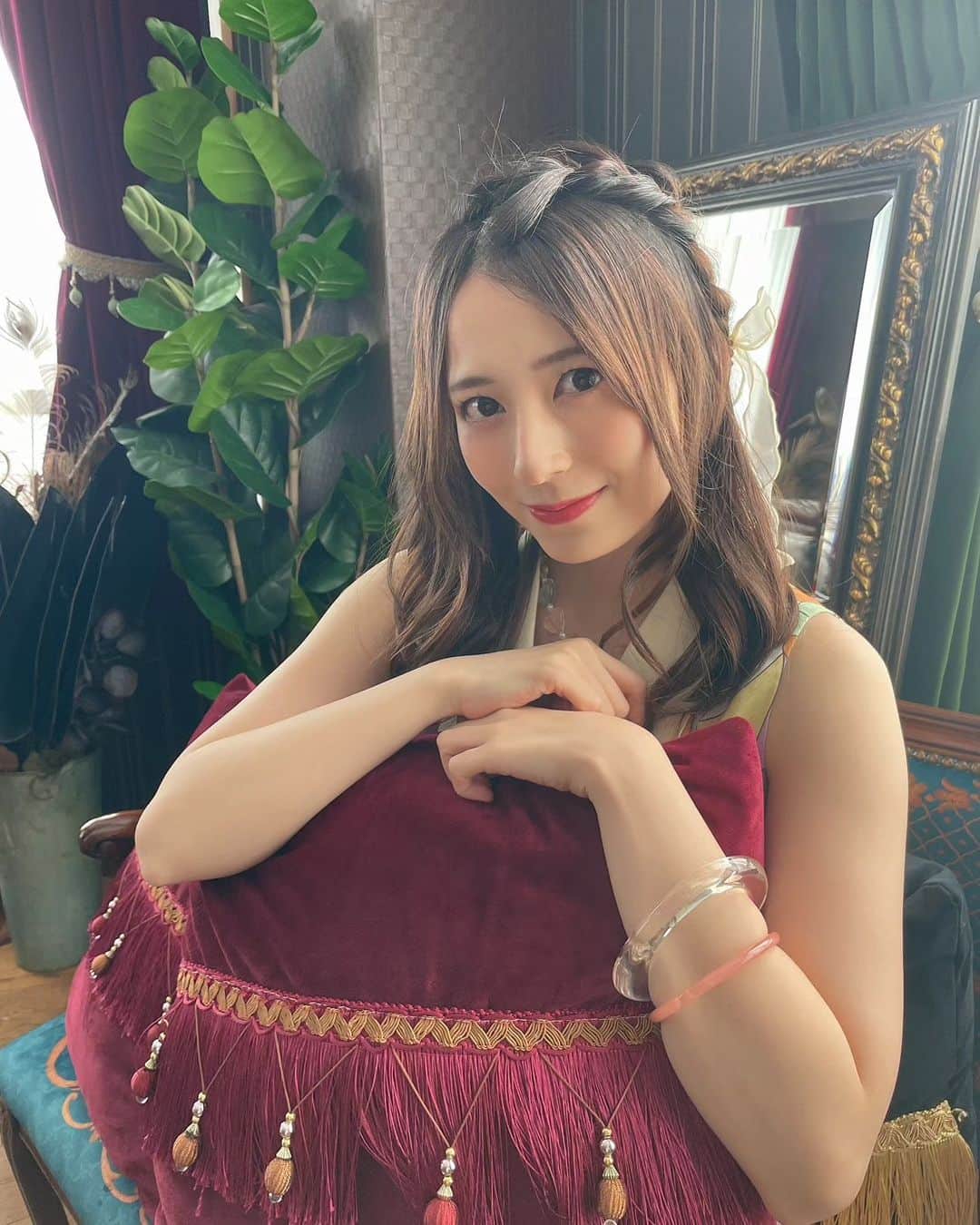 佐々木優佳里のインスタグラム：「💚  撮影のオフショット！  前髪あげてみたよ～  9月10日 バースデーイベントお待ちしてます😊  #撮影 #オフショット」