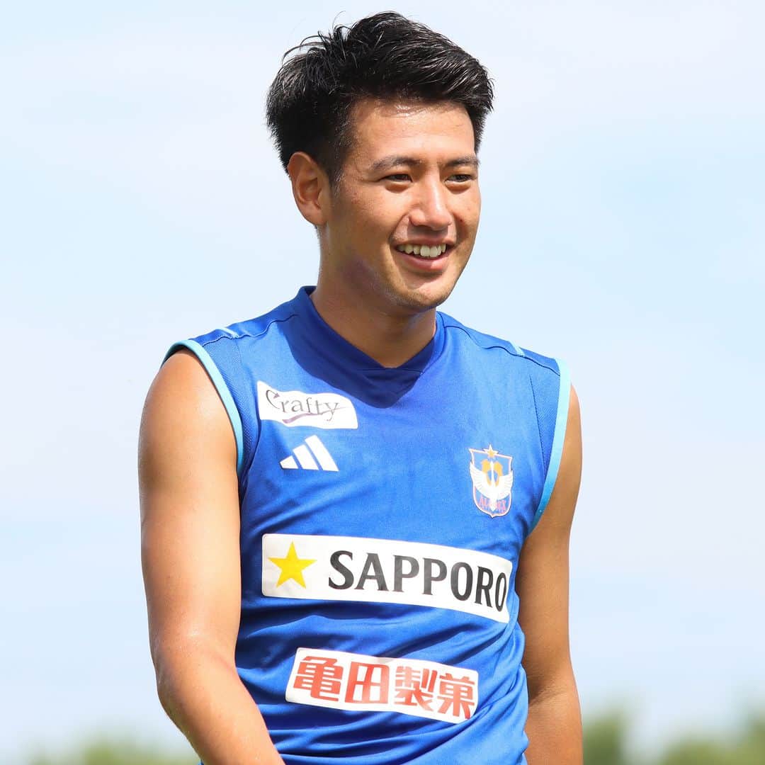 のインスタグラム：「選手の練習風景をお届け❣ 今日の四人目は＃松田詠太郎選手👑 お茶目な笑顔に癒されますね❤ 何枚目の松田選手が好きですか❓ #albirex #アルビレックス新潟」