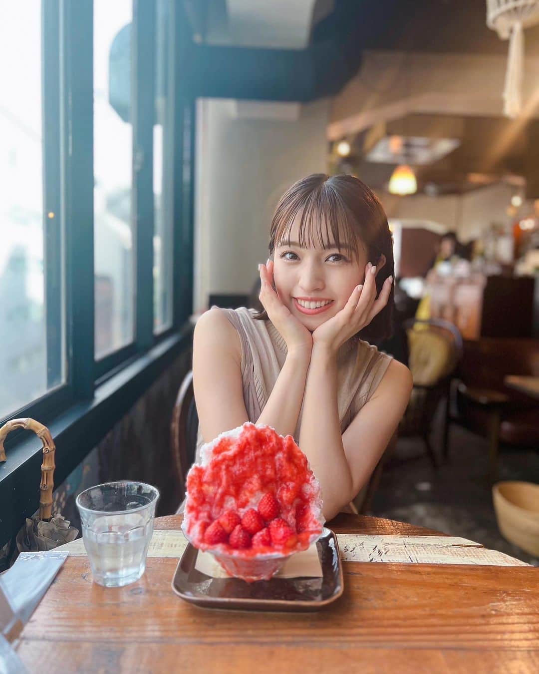 村島未悠のインスタグラム：「ももかと銀座デート🍓🤍 もう小中学生からの仲なのです☺️ 誕生日プレゼントも大切に するね🥺✨ この日のことは ファンクラブのブログで 書きました📝 良かったら見てね😊🤍」