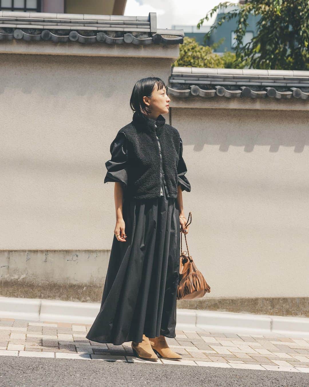 オブレクトのインスタグラム：「Miyako Takayama × oblekt 🌿   高山都さんとの秋の最新コラボアイテム、大変ご好評いただきありがとうございます✨  こちらはボアベスト＆ワンピースセット Color.ブラック / ホワイト ￥24,200(税込)  一枚でコーディネートが決まる、ニットベストとワンピースのお得なセット。 セットアイテムならではの絶妙なバランス感や、セパレート使いでも着回しに便利なデザインが魅力です。 トレンド感のあるクロップド丈のボアベストは、単品として、手持ちのTシャツやトップスとも合わせていただくのもおすすめです。 ワンピースは、程よいハリ感のある綿素材で、深めのVネックが首元をすっきりと見せてくれて、ボリュームのある裾周りで女性らしいシルエットです。 セットのベストとの合わせ以外には、ニットカーディガンや、タートルネックをインして着用するのもおすすめです。  他にもリバティー柄プリントワンピースやニットメルトンワンピース など今すぐ着られて冬まで楽しめるアイテムが揃います✨  詳しくはoblekt 公式オンラインストアをご覧ください🌿  #oblekt #オブレクト #高山都 さん」