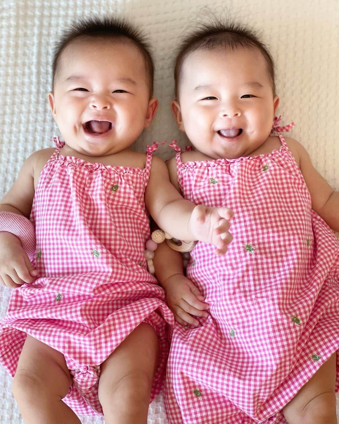 小川ひとみさんのインスタグラム写真 - (小川ひとみInstagram)「Have a lovely sunday🫶☀️💓 #twins #love #双子 #4months」9月3日 14時34分 - hitomy220