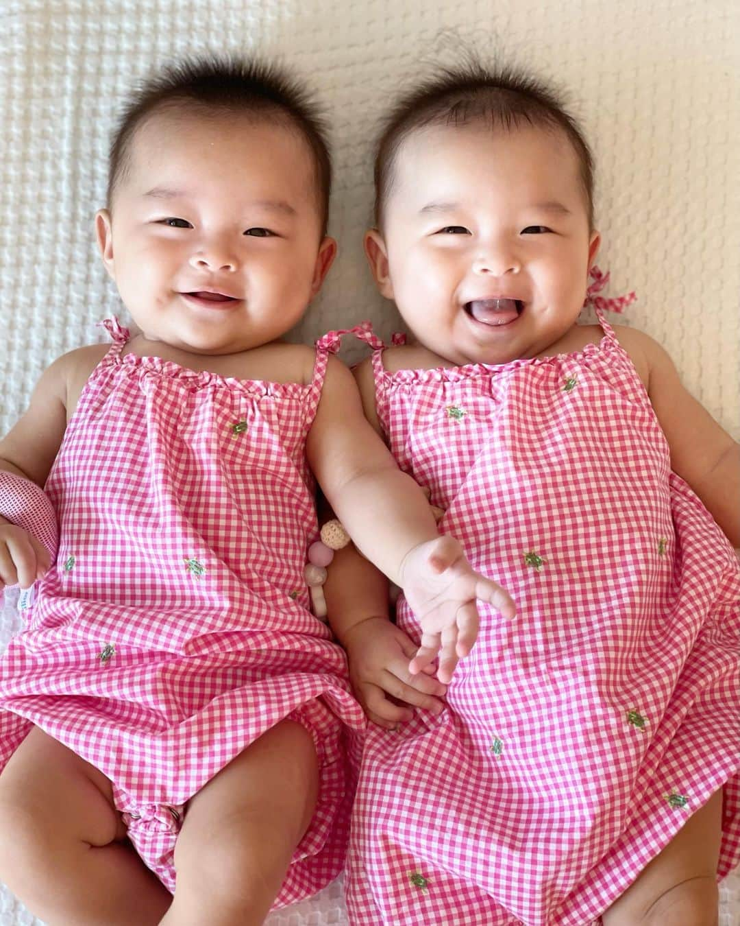 小川ひとみさんのインスタグラム写真 - (小川ひとみInstagram)「Have a lovely sunday🫶☀️💓 #twins #love #双子 #4months」9月3日 14時34分 - hitomy220