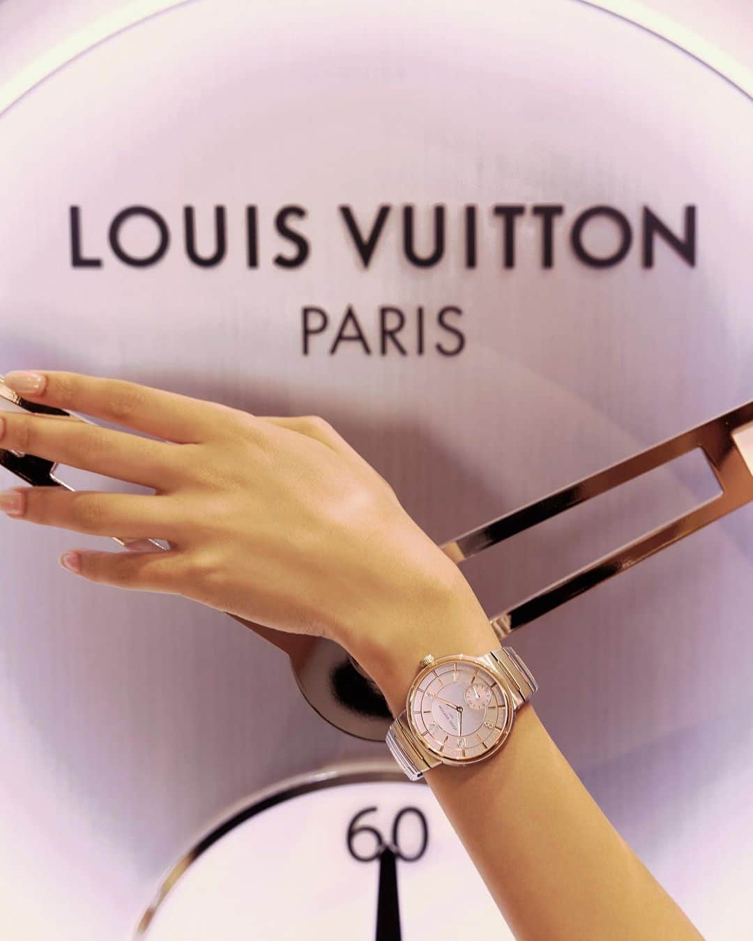 ヴァネッサみどりさんのインスタグラム写真 - (ヴァネッサみどりInstagram)「A night with @louisvuitton 🤎 ヴィトンの新作ウォッチ⌚️✨ 上週我受到Louis Vuitton的邀請、能近距離欣賞最新的Tambour錶款！  自2002推出至今，Tambour在外觀上有著成熟的蛻變：飾面看起來不僅有更纖薄的出色現代感外觀，還有品牌首創一體成型錶鍊的結合；配戴時既堅固卻擁有猶如皮革親膚的靈活能舒適貼合手腕🤍🤎  新款的Tambour錶盤厚度僅有0.1cm多，卻有著令人驚艷的精緻！真不愧是凝聚日內瓦La Fabrique du Temps工廠的製錶專業與品牌始終如一的巴黎風格，推薦大家可以到鄰近櫃位細品Tambour！💫  #LVTambour  #LVWatches  #LouisVuitton」9月3日 14時35分 - midoritakechi