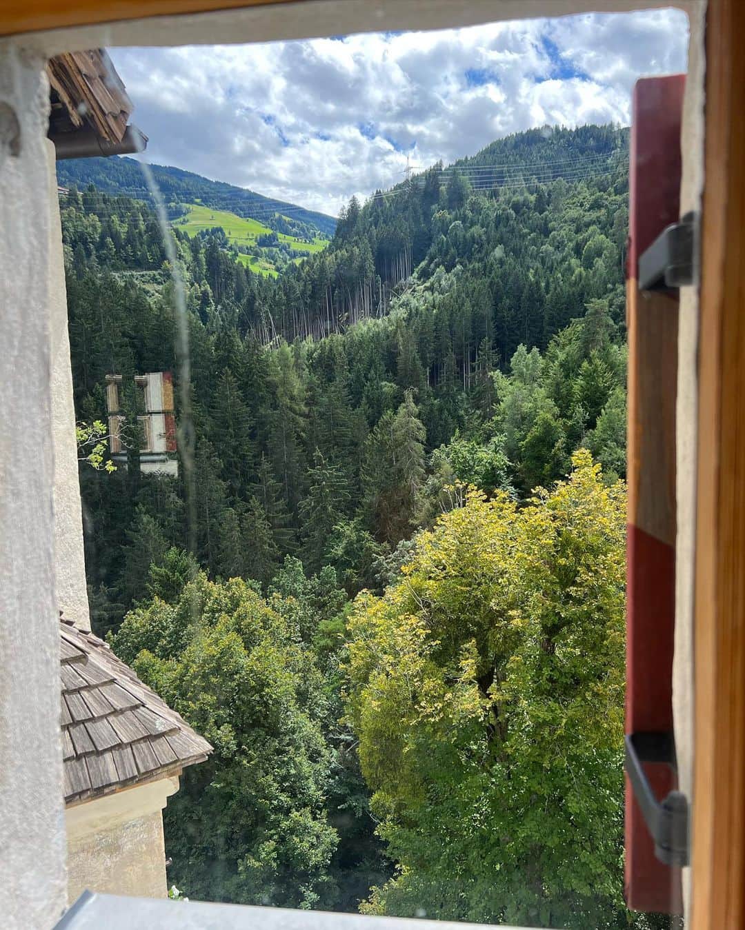 八木早希さんのインスタグラム写真 - (八木早希Instagram)「友人が結んだ縁が 美しい地と人とのご縁を 繋いでくれた夏でした🌿  #チロル#オーストリア#古城#ウェディング #tirol#austria#mountain#blueberry#wedding」9月3日 14時35分 - sakiyagi