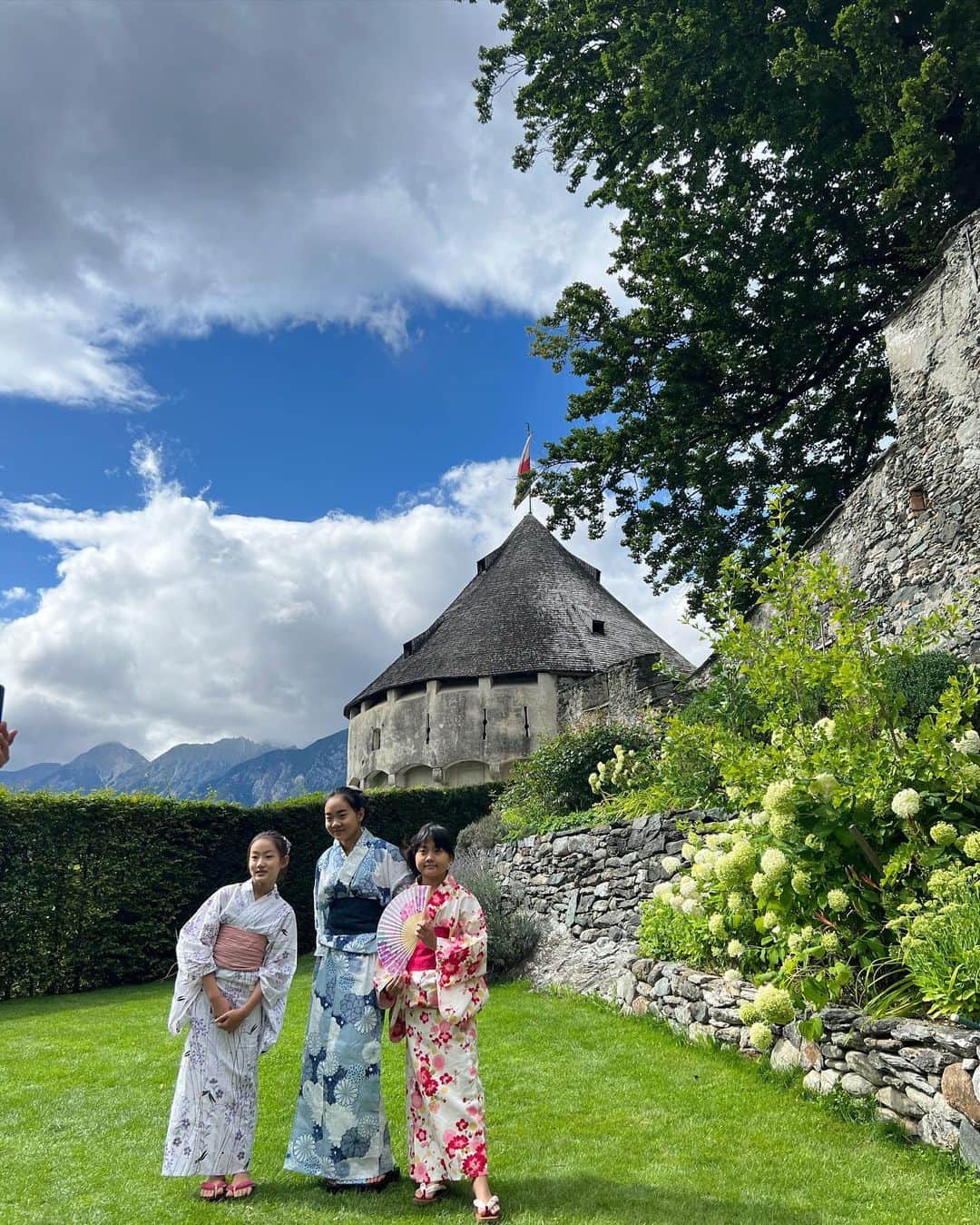 八木早希のインスタグラム：「友人が結んだ縁が 美しい地と人とのご縁を 繋いでくれた夏でした🌿  #チロル#オーストリア#古城#ウェディング #tirol#austria#mountain#blueberry#wedding」